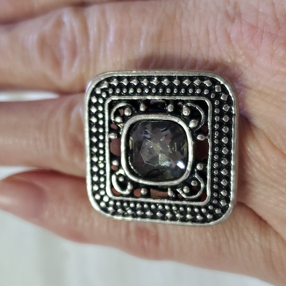Jewelry - Silver square stretch ring with round black center stone